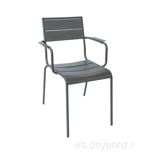 Sillón de listones de metal para exteriores con reposabrazos